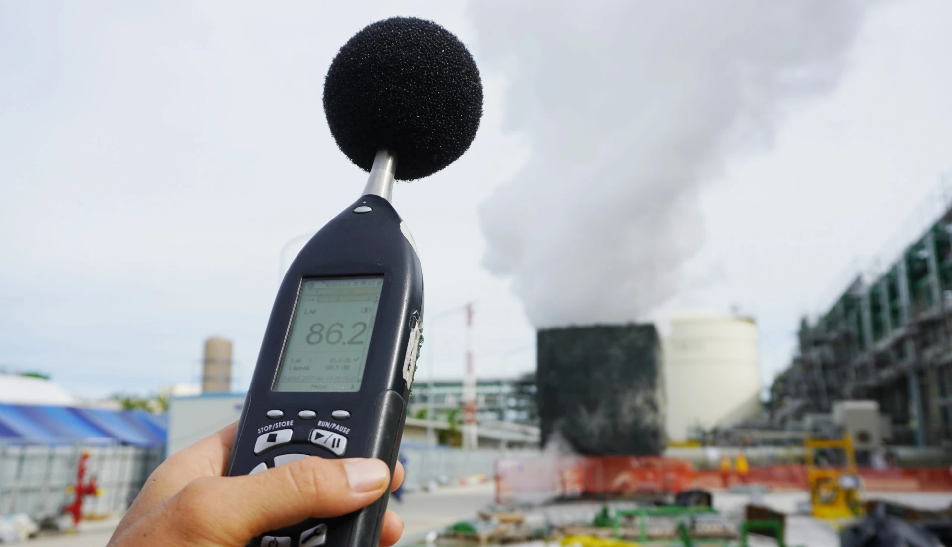 Medição de nível de ruído com decibelímetro em ambiente industrial